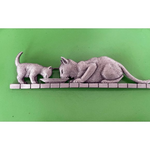 Vintage 1980s JJ Pewter Brooch Cat with Kitten Drinking Milk - Picture 1 of 6